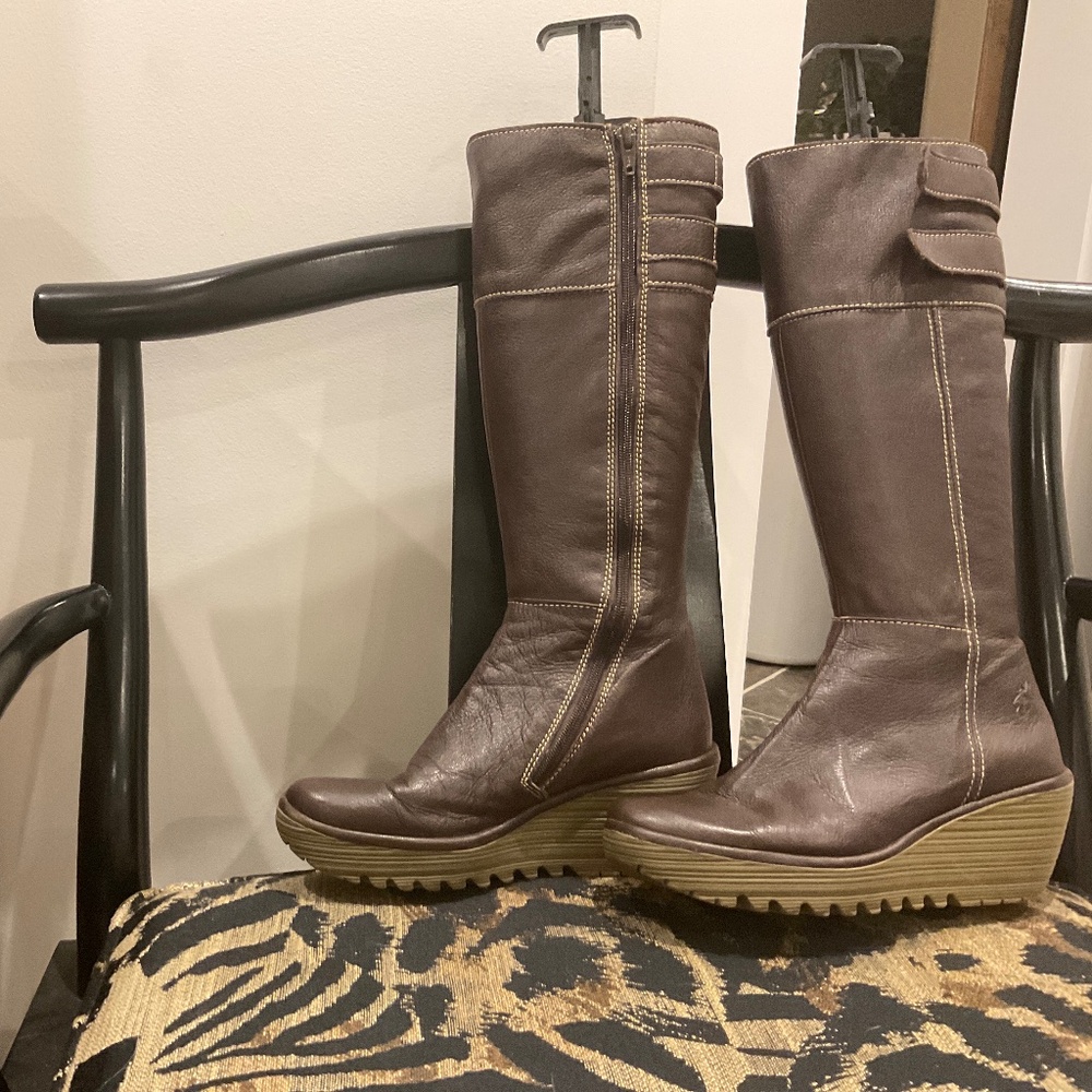 Tall zip up boot.
